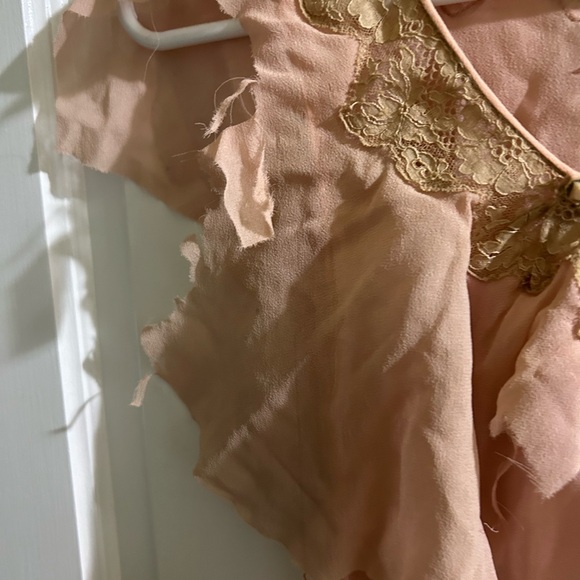 Torn and needs attention Elegant Pink Ruffled Dress. Vintage. - Picture 8 of 8